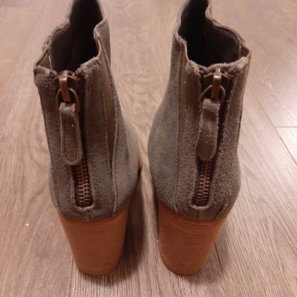 NWOT - Urban Outfitters Moss Green Suede Block Heel Ankle Boots - Picture 6 of 6